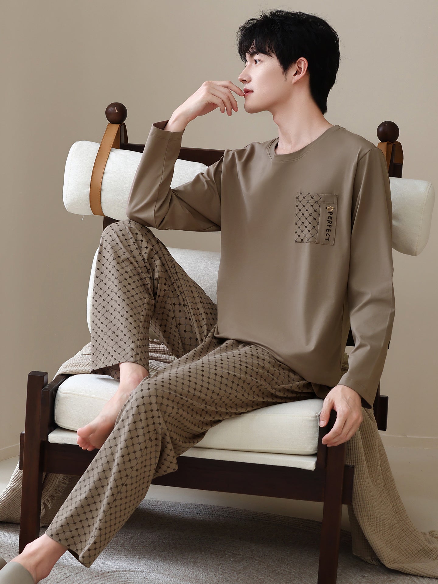 Men in pajamas can wear home clothes outside