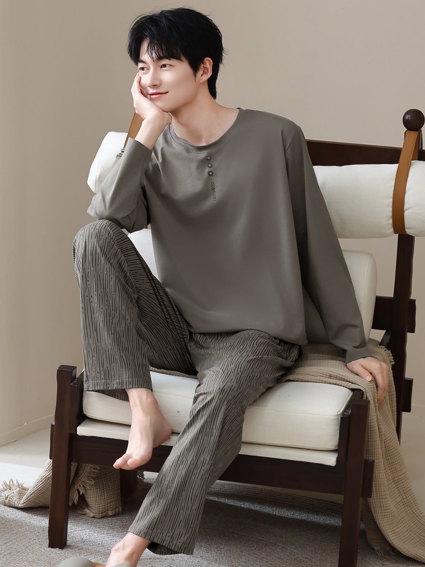 Men in pajamas can wear home clothes outside